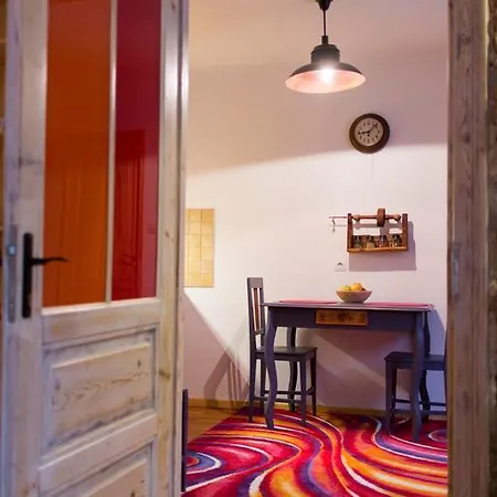 Walnut Apartment *